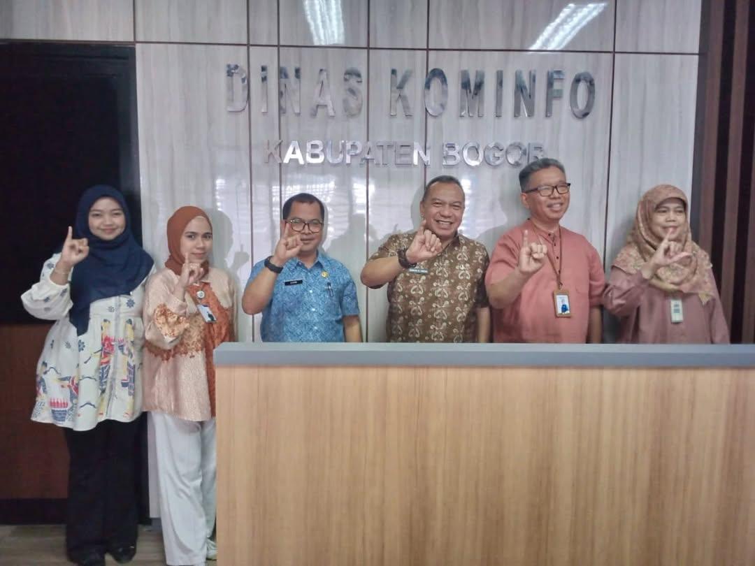 kunjungan kerja Kepala BPJS Kesehatan Cibinong beserta jajaran di Ruang Kepala Diskominfo kunjungan kerja Kepala BPJS Kesehatan Cibinong beserta jajaran di Ruang Kepala Diskominfo