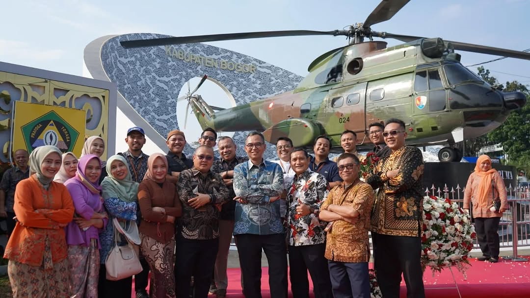 Kegiatan peresmian monumen tugu Helikopter S.A-330 PUMA