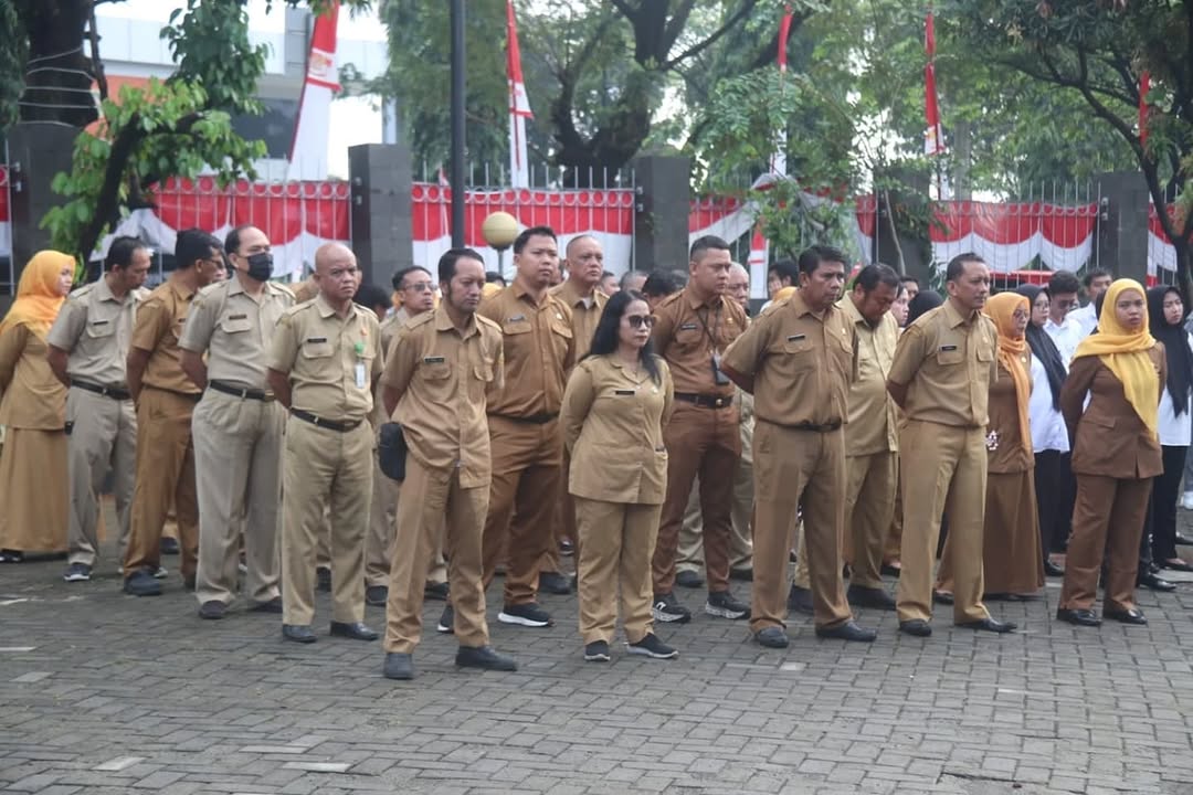 Kepala Dinas Komunikasi dan Informatika (Diskominfo) Kabupaten Bogor, Bambang W. Tawekal, memimpin apel pagi yang dilaksanakan di halaman Kantor Diskominfo Kabupaten Bogor