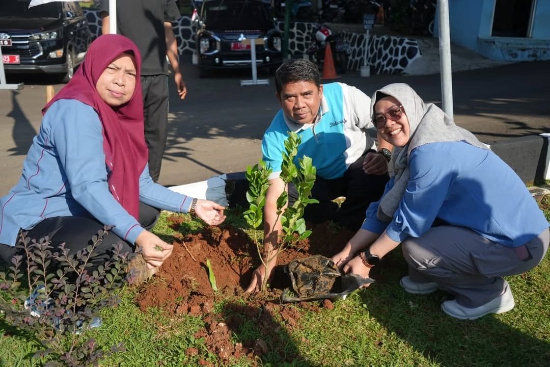 Kegiatan penanaman pohon dan pembuatan lubang biopori secara serentak.