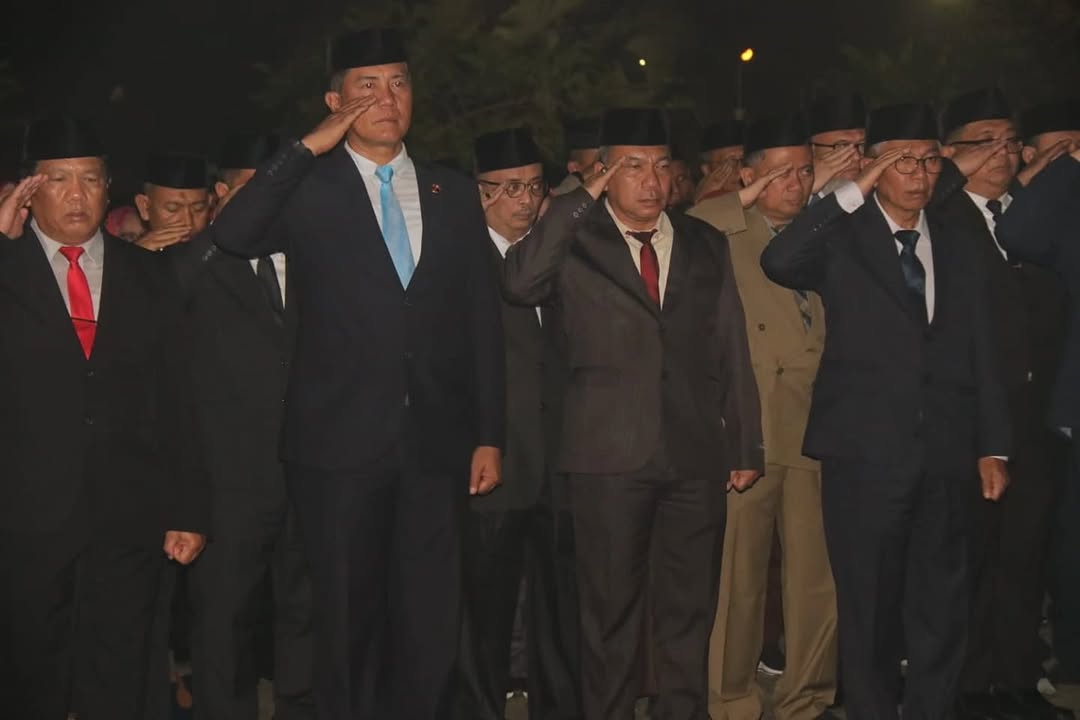 Kegiatan Apel Kehormatan dan Renungan Suci yang berlangsung khidmat di Taman Makam Pahlawan Pondok Rajeg, Cibinong, pada Sabtu dini hari (16/8/25) pukul 00.00 WIB.