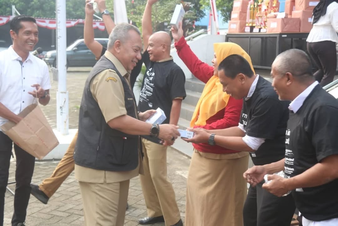 Kepala Diskominfo Kabupaten Bogor, Bambang Widodo Tawekal, menyerahkan hadiah kepada para pemenang lomba dalam rangka peringatan Hari Ulang Tahun ke-80 Kemerdekaan Republik Indonesia.