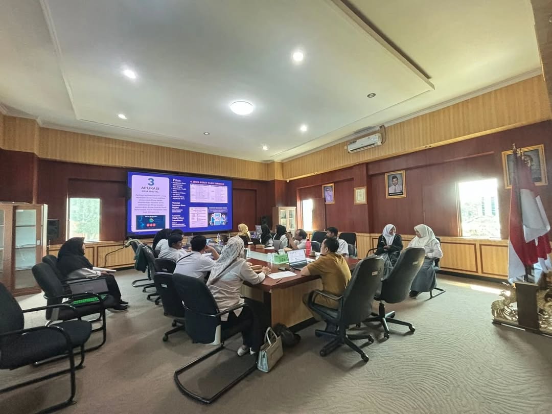 Bimbingan teknis pengelolaan website kelurahan yang berlangsung di Ruang Rapat HR Rasuna Said, pada Senin (15/9/25).