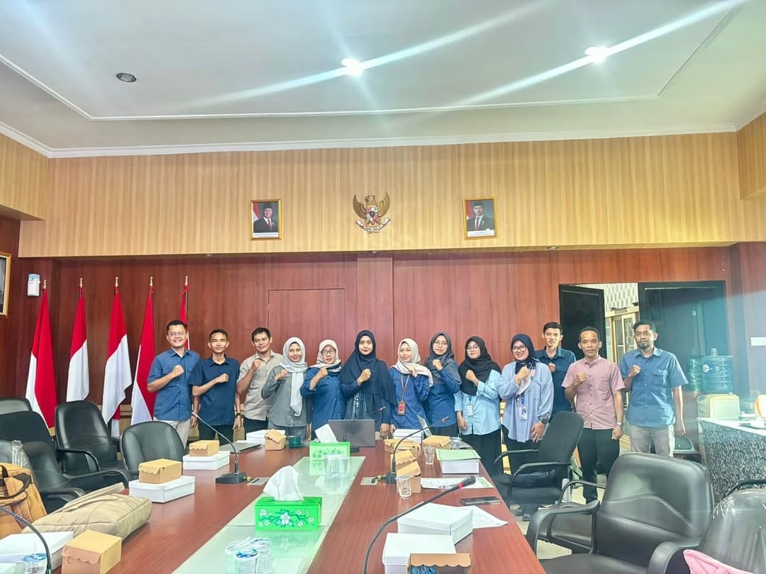 Bimbingan Teknis Pengelolaan Website bagi kelurahan se-Kecamatan Citeureup dan Cibinong, yang berlangsung di ruang rapat Kepala Diskominfo, pada Selasa (16/9/25)