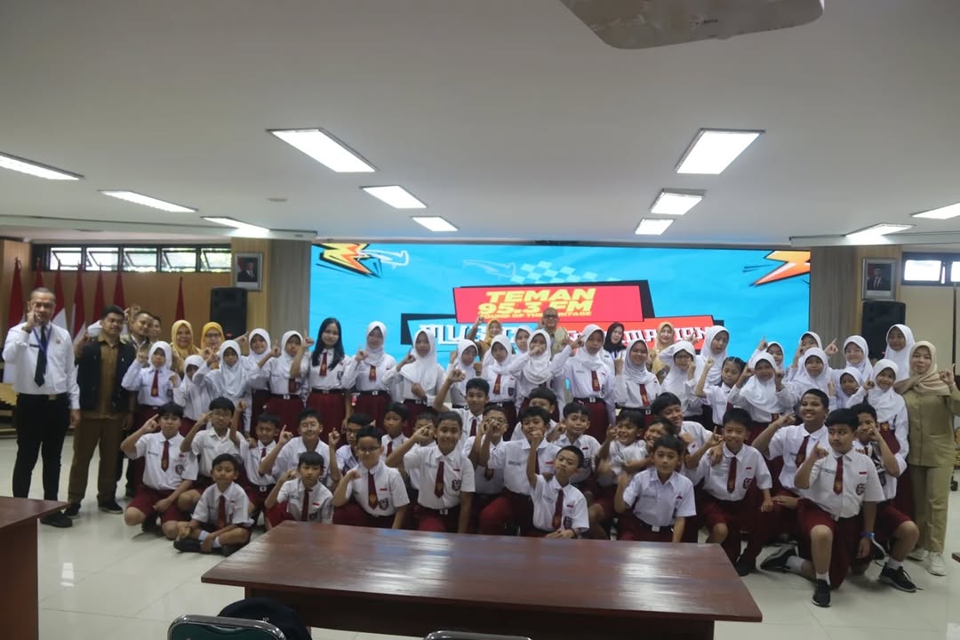 Kunjungan istimewa dari siswa dan siswi SDN Ciriung 2 Kecamatan Cibinong. Kunjungan edukatif ini bertujuan untuk memperkenalkan dunia penyiaran radio kepada para pelajar sejak dini.