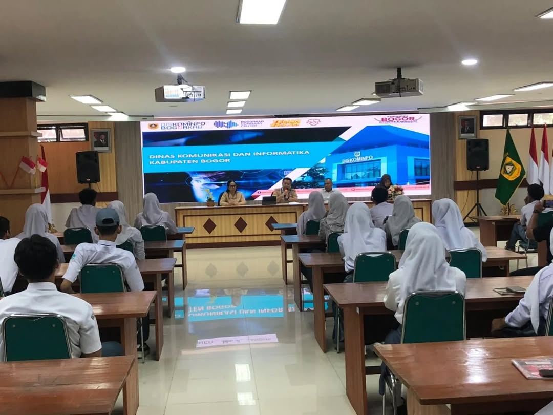 Kepala Bidang Aplikasi Informatika Dinas Komunikasi dan Informatika Kabupaten Bogor Dadang Imansyah mewakili Kepala Dinas, menerima kunjungan industri SMK Al Barokah Kabupaten Sukabumi