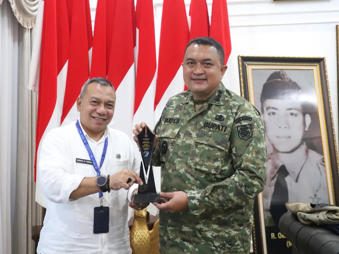 Kepala Dinas Komunikasi dan Informatika Kabupaten Bogor, Bambang Widodo Tawekal, menyerahkan piagam penghargaan kepada Bupati Bogor Rudy