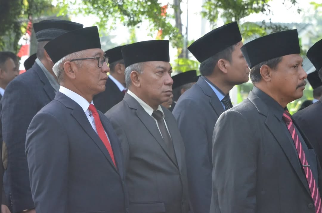 Bersama Sekretaris Dinas serta para Kepala Bidang, mengikuti Upacara Peringatan Hari Pahlawan Nasional Tahun 2025