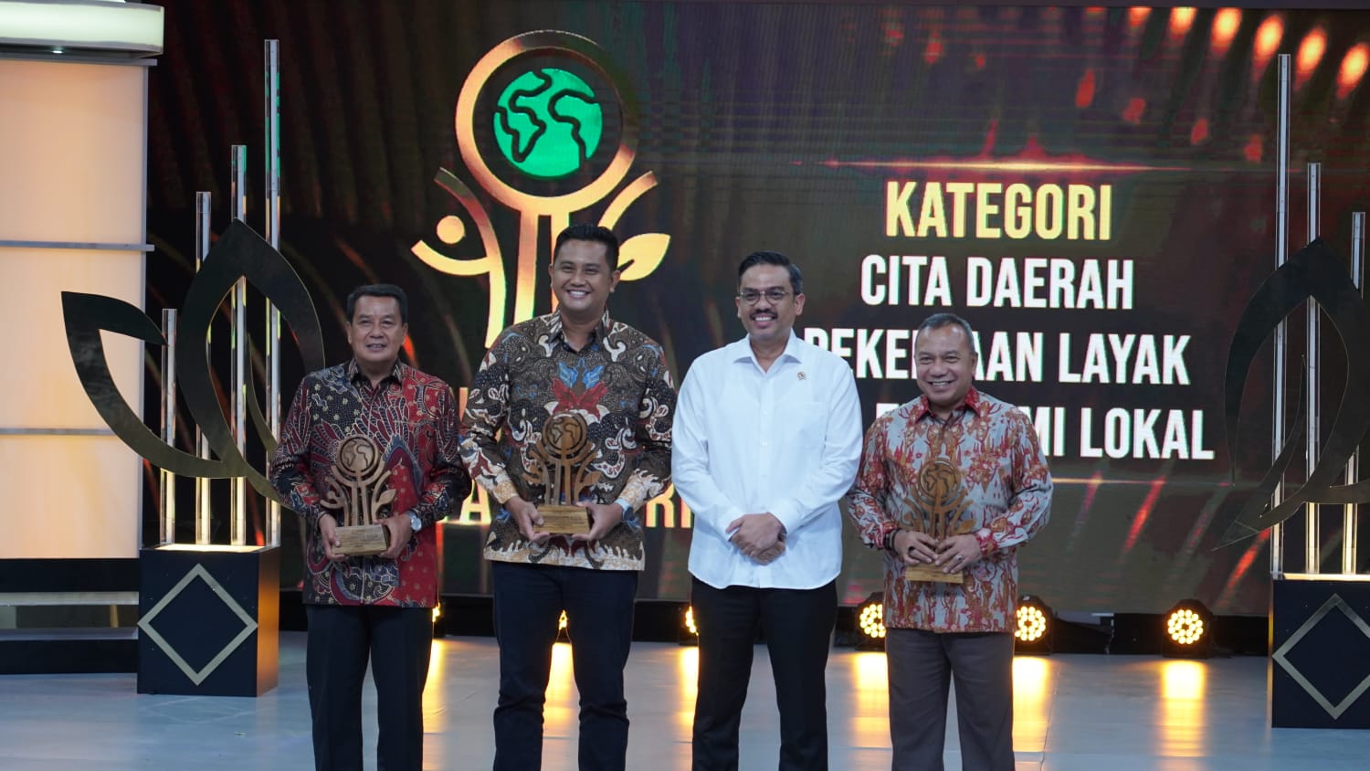 Bupati Bogor Dianugerahi Penghargaan Cita Daerah atas Komitmen Membangun Pekerjaan Layak dan Ekonomi Lokal