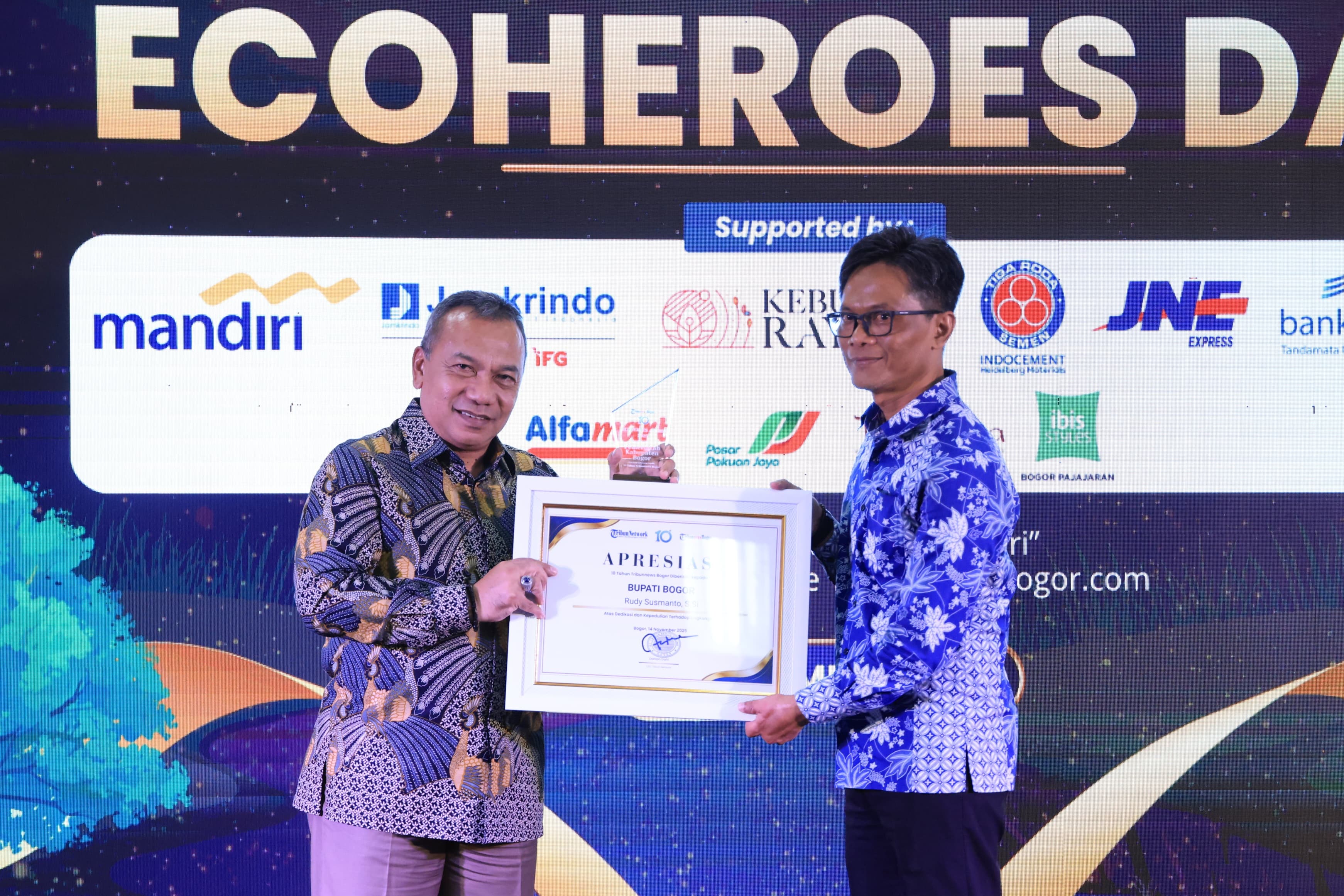 Bupati Bogor Raih Penghargaan dari Tribunnews Bogor Atas Dedikasi dan Kepedulian Terhadap Lingkungan