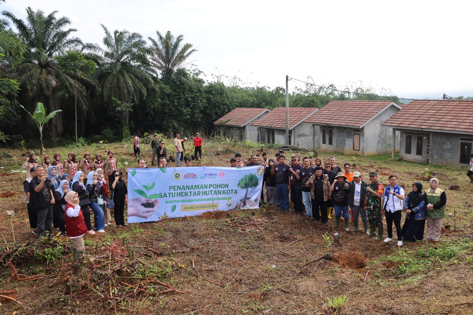 Perkuat Kelestarian Lingkungan, Diskominfo Kabupaten Bogor Laksanakan Penanaman Pohon Serentak di Kampung Duren Sawit, Desa Cigudeg, Kecamatan Cigudeg