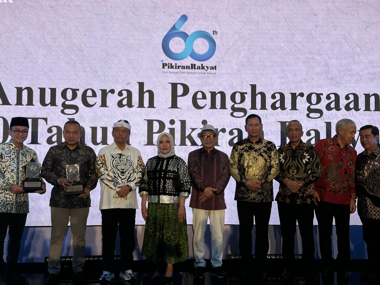 Mewakili Bupati Bogor, Kadiskominfo Terima Penghargaan Kepala Daerah Inovatif pada HUT ke-60 Pikiran Rakyat