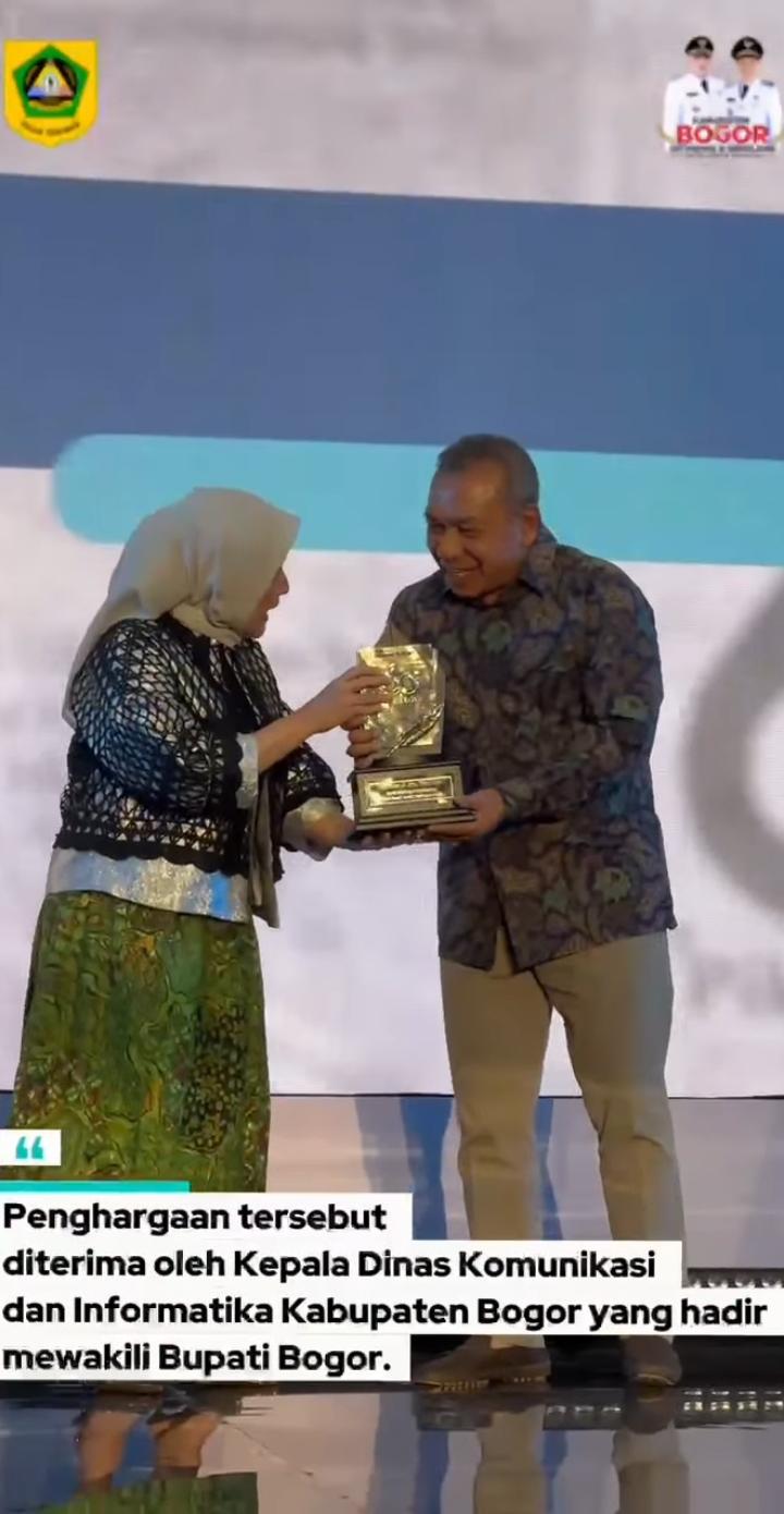 Kepala Diskominfo Kabupaten Bogor, Bambang Widodo Tawekal, Mewakili Bupati Bogor Menerima Penghargaan Kepala Daerah Inovatif pada HUT ke 60 Pikiran Rakyat di Bandung