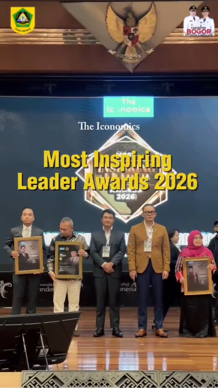 Momen Kepala Diskominfo, Bambang Widodo Tawekal, Mewakili Bupati Rudy Susmanto dalam Menerima Penghargaan Most Inspiring Leader Awards 2026.