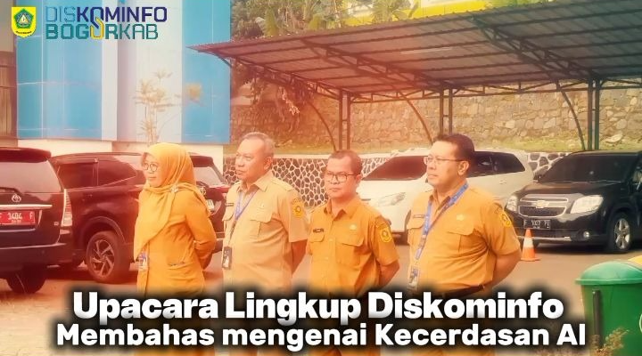 Dinas Komunikasi dan Informatika melaksanakan upacara bendera rutin yang diikuti oleh seluruh pegawai di lingkungan Diskominfo.
