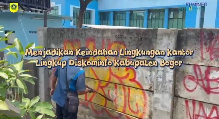 Menjaga Keindahan Lingkungan Kantor Lingkup Diskominfo Kabupaten Bogor, Melalui kegiatan pengecatan tembok bernuansa merah putih,