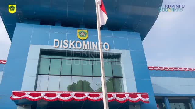 Dinas Komunikasi dan Informatika Kabupaten Bogor melaksanakan senam bersama sebagai bagian dari upaya menjaga kesehatan jasmani dan mempererat kebersamaan antarpegawai.