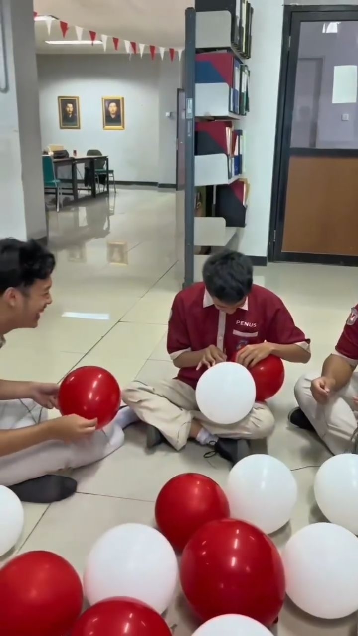 Dinas Komunikasi dan Informatika Kabupaten Bogor turut menyemarakkan HUT ke-80 Kemerdekaan Republik Indonesia tahun 2025 dengan menghias ruangan kerja dan lingkungan kantor.