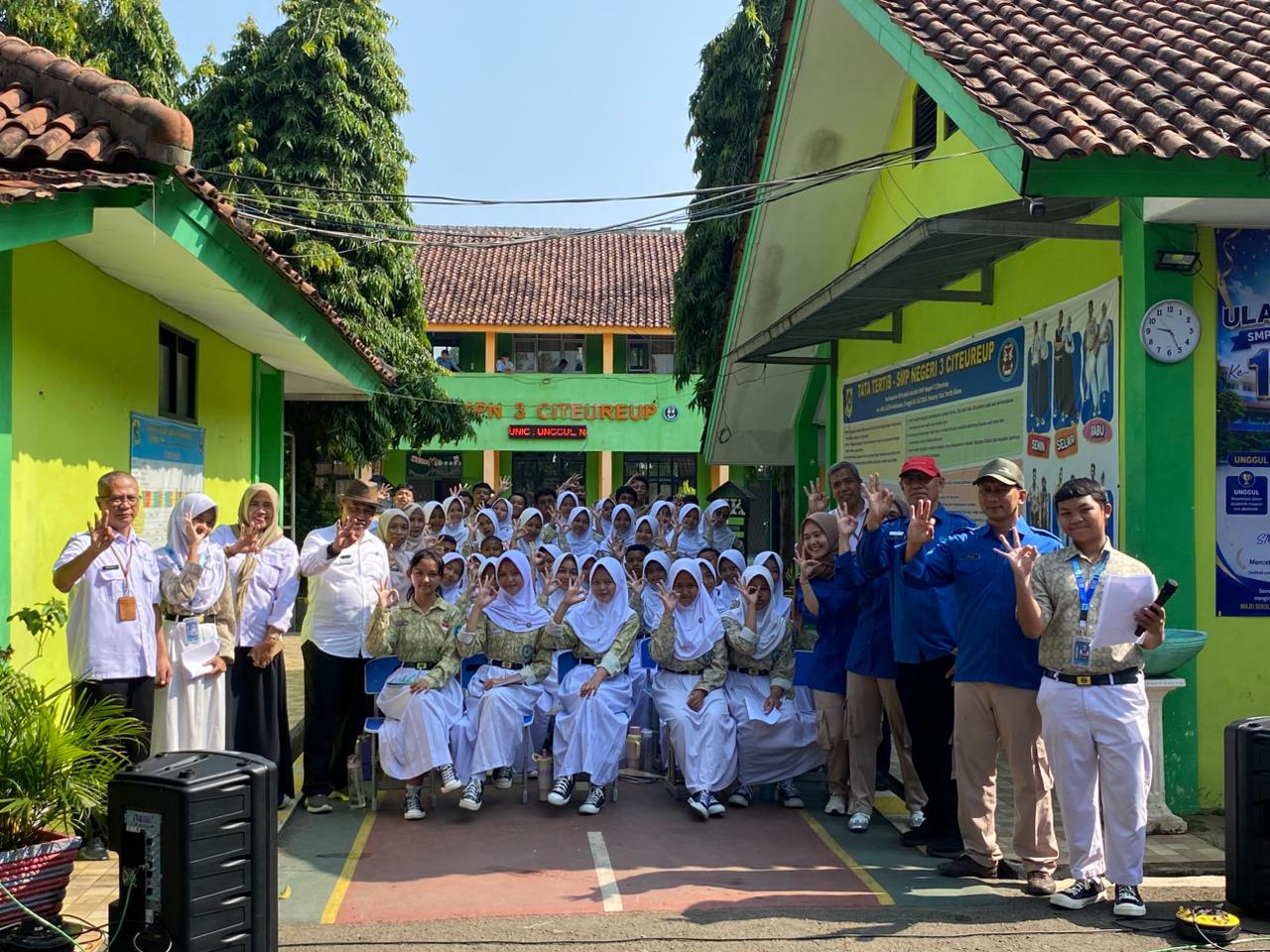 Melalui OB Van Goes To School, Diskominfo Melakukan Edukasi Penyiaran di SMPN 3 Citeureup