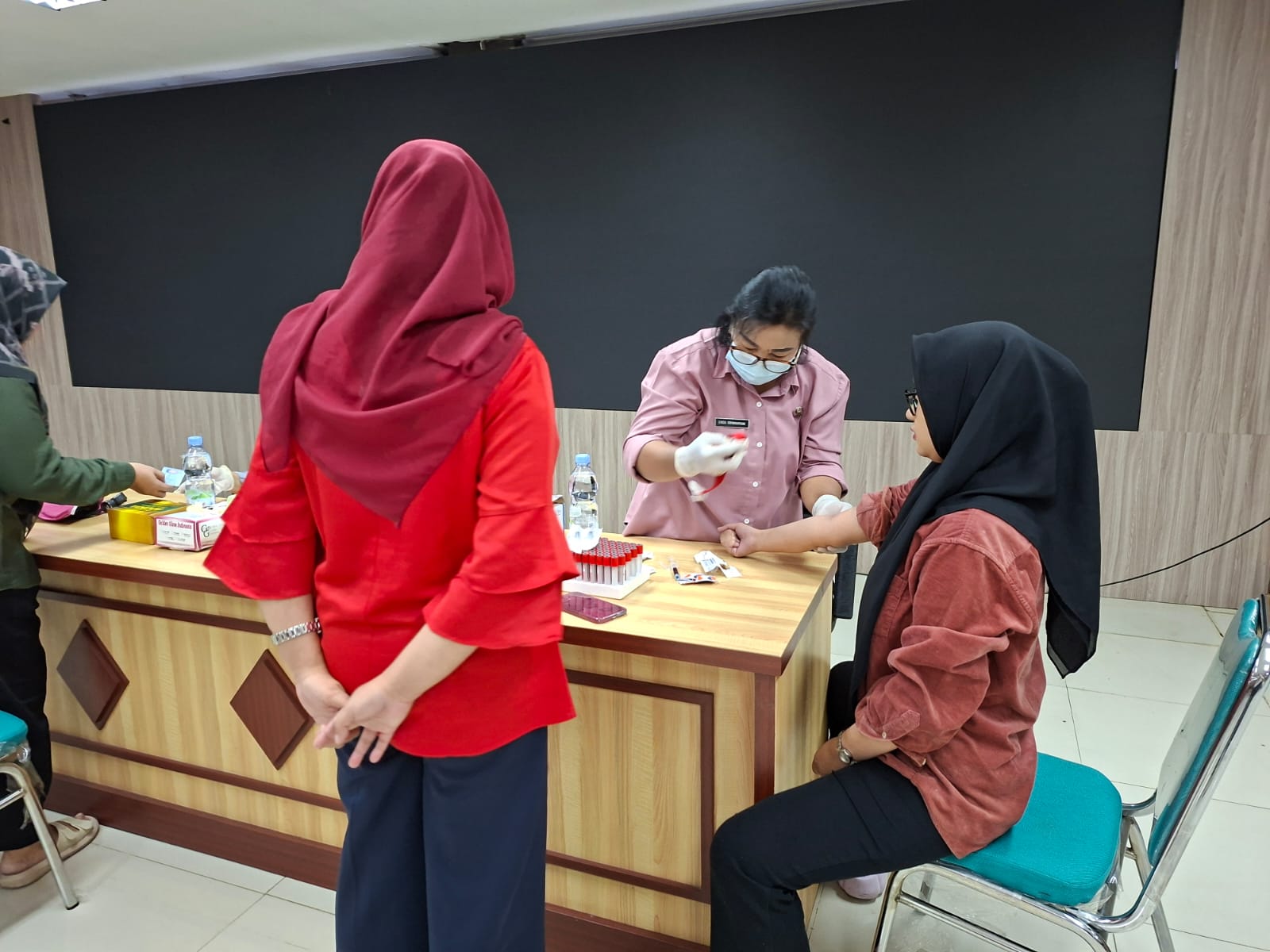 Pegawai Diskominfo Mengikuti Skrining Kesehatan yang Diselenggarakan Oleh Tim Dinkes Kabupaten Bogor