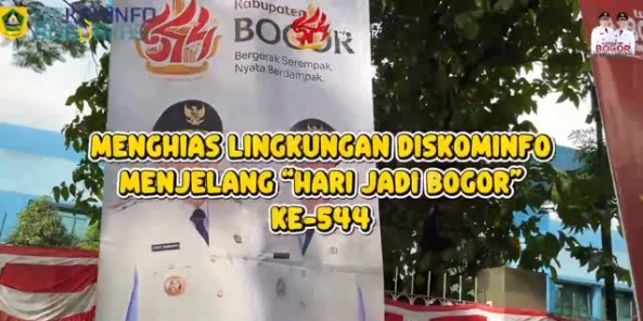 Diskominfo Kabupaten Bogor Melakukan Pemasangan Dekorasi di Lingkungan Kantor Untuk Memeriahkan Peringatan HJB ke 544