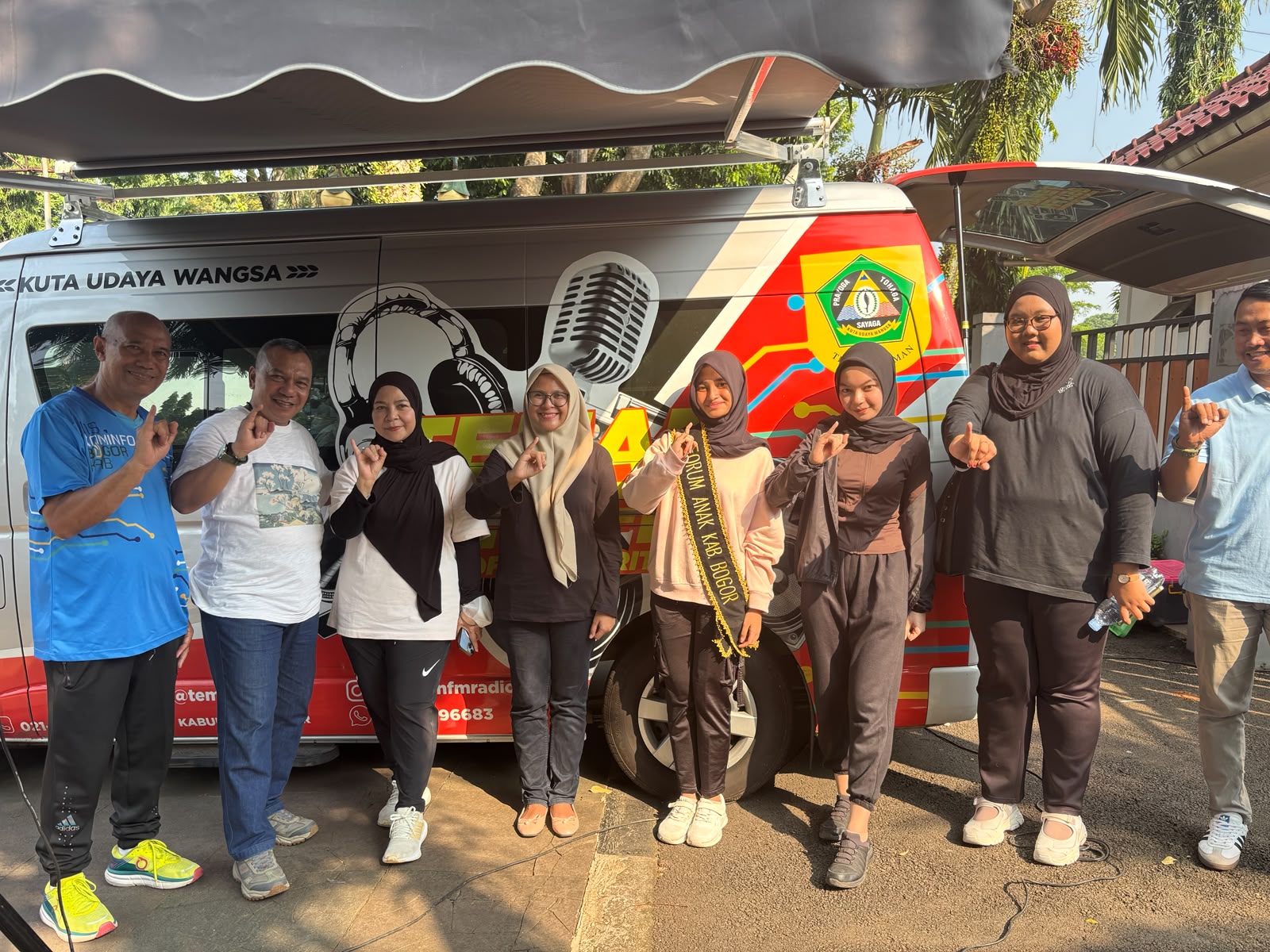 Kadiskominfo dan Ketua DWP Diskominfo Tinjau Operasional Siaran Live Radio Teman FM Di CFD TEGAR BERIMAN