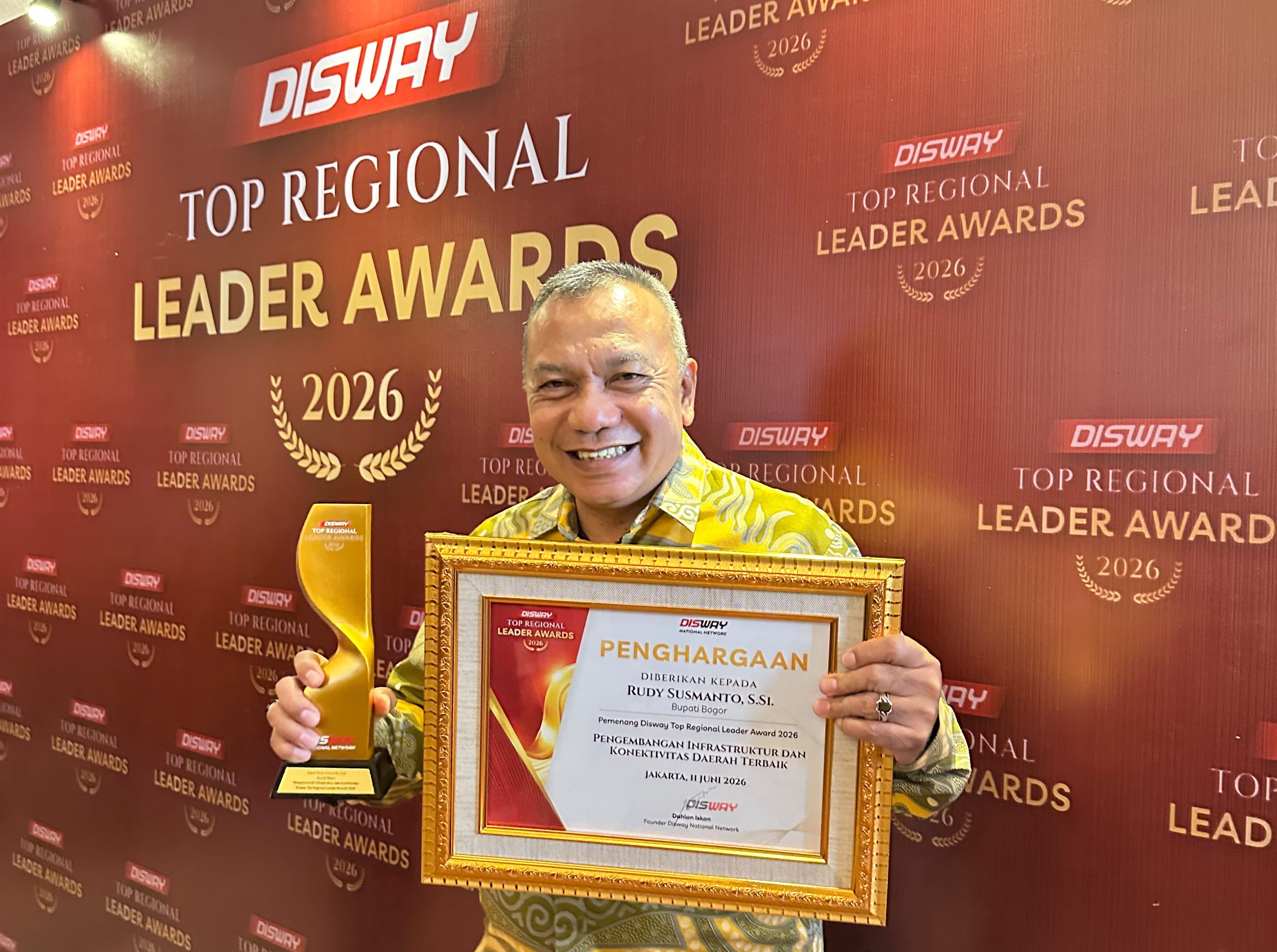 Kepala Diskominfo Kab Bogor, Bambang Widodo Tawekal, Mewakili Bupati Bogor Dalam Menerima Penghargaan Disway Top Regional Leader Awards 2026