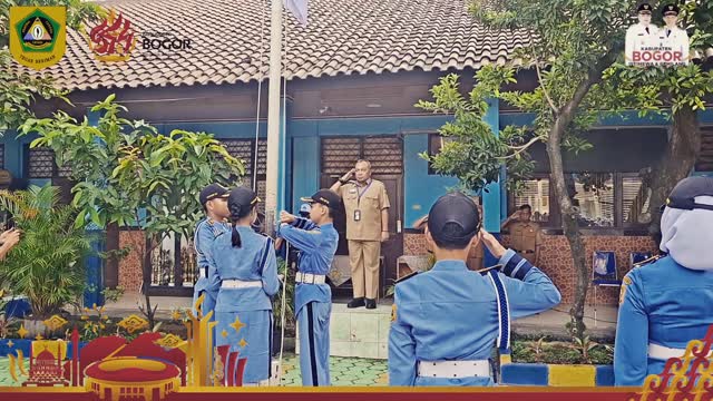 Kepala Diskominfo Kabupaten Bogor, Bambang Widodo Tawekal, Memimpin Apel Pagi di SMPN 1 Klapanunggal