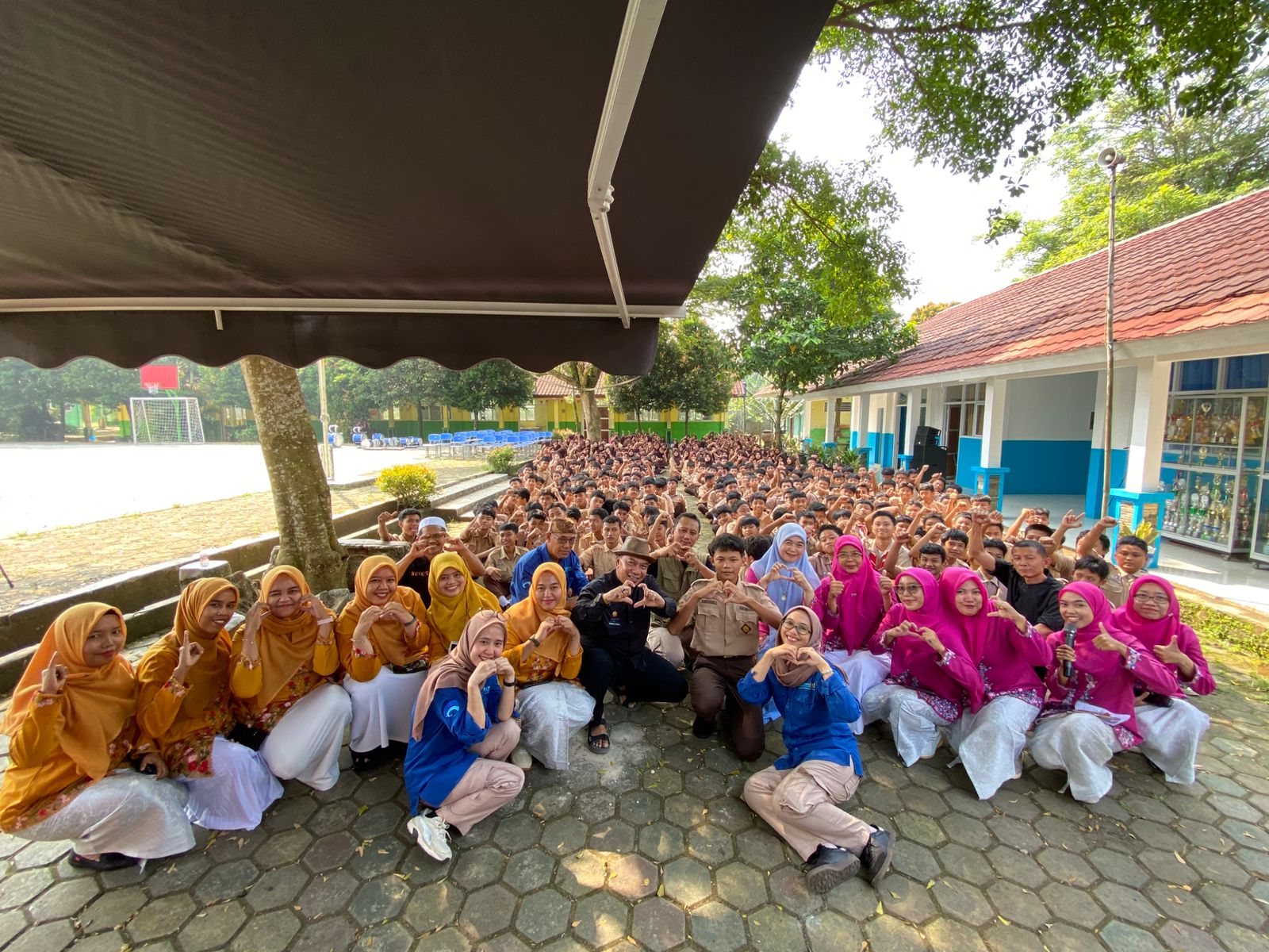 Program Inovasi OB-Van Teman FM Goes to School Hadirkan Edukasi Penyiaran yang Seru di SMPN 2 Ciseeng