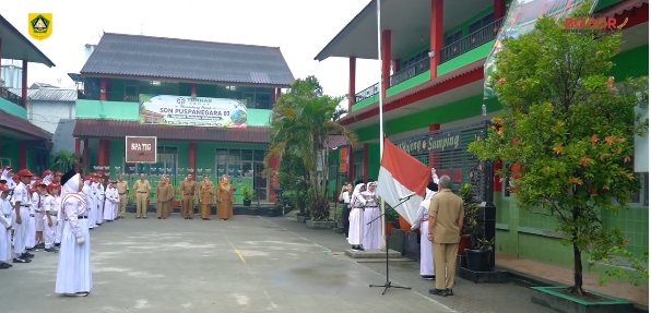 Melalui Program Kami Mendengar, Kepala Diskominfo Kabupaten Bogor, Bambang Widodo Tawekal, Memimpin Upacara di SDN 02 Citeureup