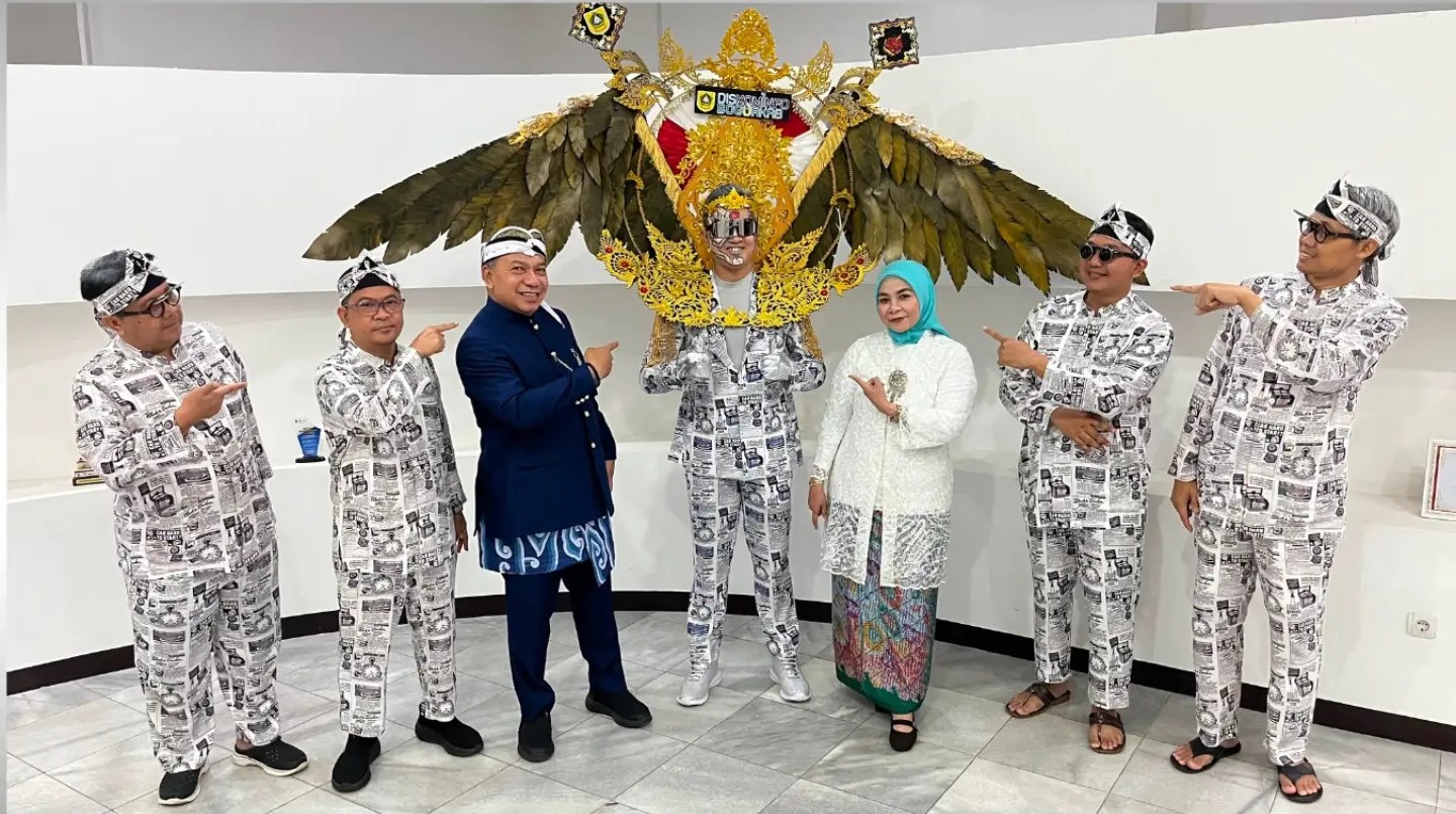 Diskominfo Kabupaten Bogor Tampilkan Kreativitas Lewat Fashion Show Bertema Koran pada Mapag Pajajaran Anyar