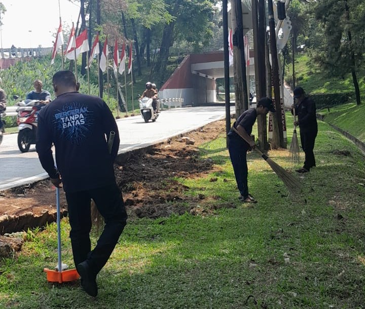Diskominfo Kabupaten Bogor melaksanakan kegiatan korve di sepanjang Jalan Cijayanti, Babakan Madang