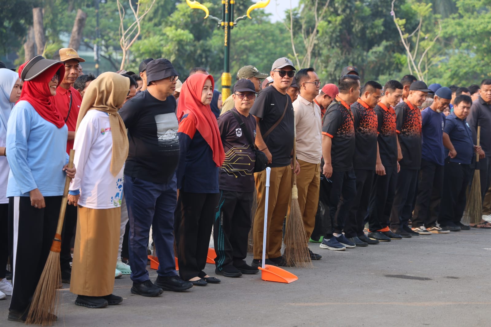 Diskominfo bersama Pemerintah Kabupaten Bogor menggelar kegiatan korvei (kerja bakti) dan gotong royong di kawasan Masjid Baitul Faizin