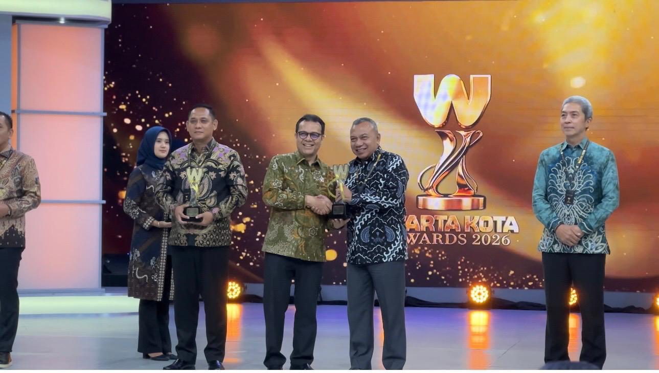 Kepala Dinas Komunikasi dan Informatika Kabupaten Bogor, Bambang Widodo Tawekal, menerima secara langsung Warta Kota Award 2026