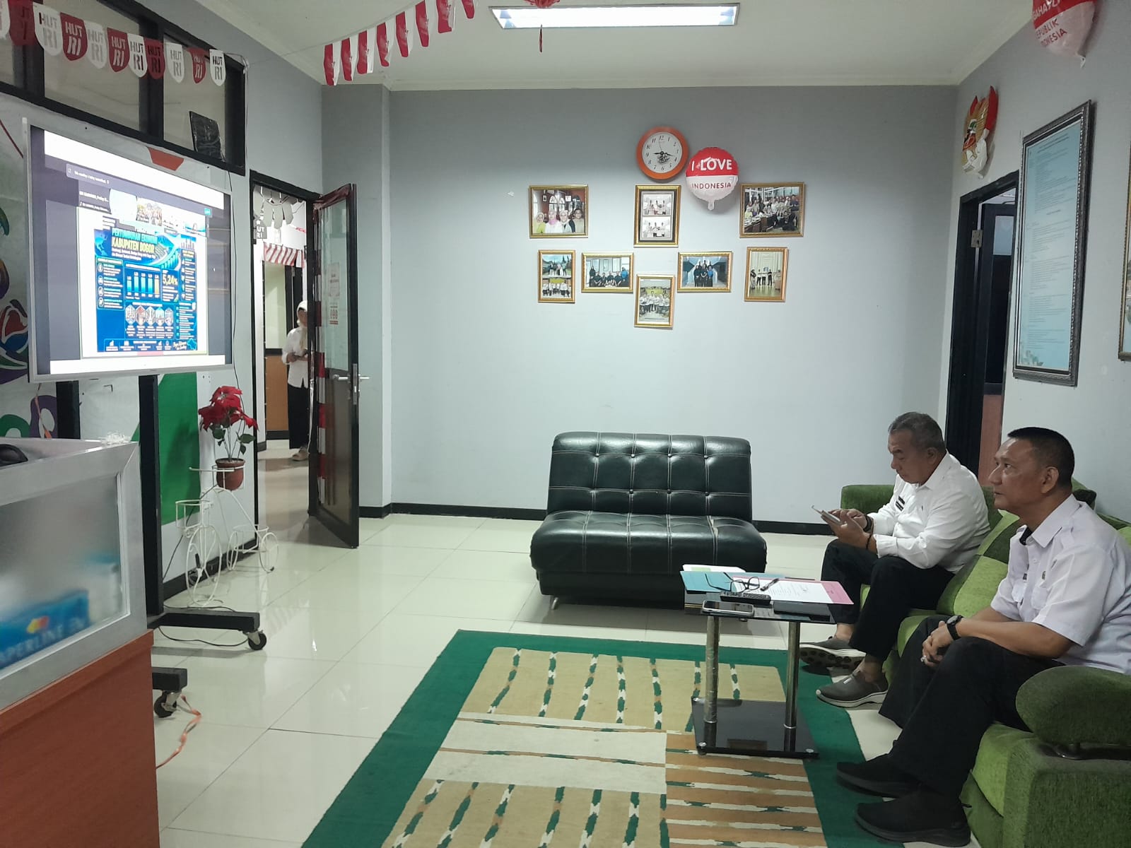 Kepala Dinas Komunikasi dan Informatika Kabupaten Bogor beserta jajaran mengikuti Webinar Series: Leadership Mini Series