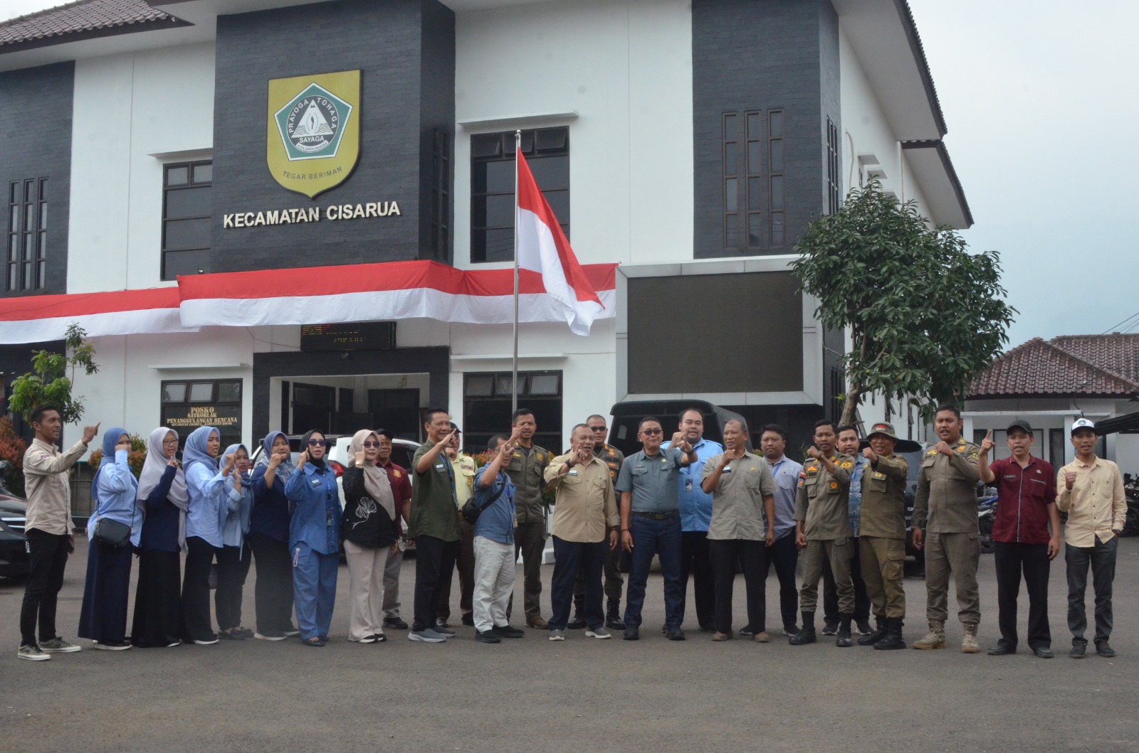 Pemkab Bogor Gelorakan Semangat Kemerdekaan melalui Pembagian Bendera Merah Putih