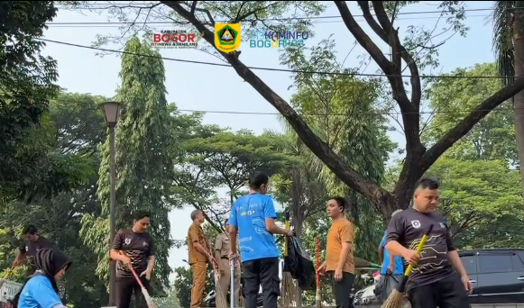 Bersih-Bersih Bersama di Situ Plaza Cibinong!