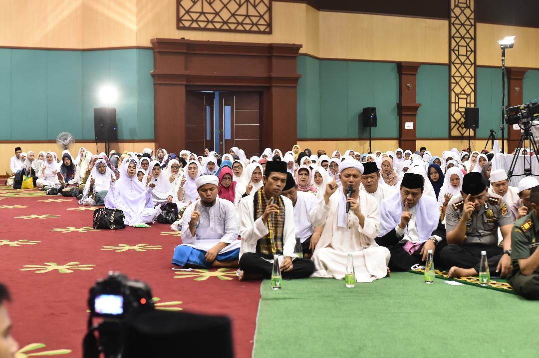 ASN Kabupaten Bogor Ikuti Mengaji dan Berdzikir Bersama Ustadz Abdul Somad. LC.,MA dan Ustad Muhammad Arifin ilham ASN Kabupaten Bogor Ikuti Mengaji dan Berdzikir Bersama Ustadz Abdul Somad. LC.,MA dan Ustad Muhammad Arifin ilham