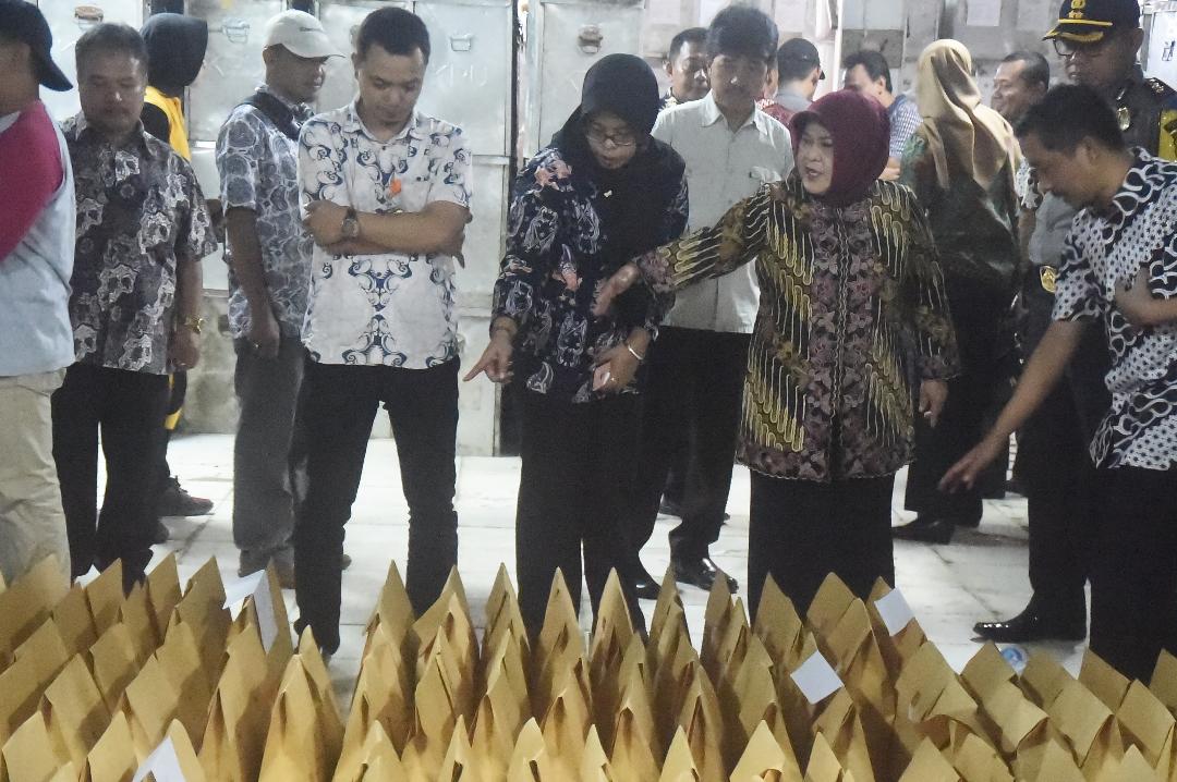 Bupati Bogor Lepas Pendistribusian Surat Suara Dan Alat Kelengkapan TPS Pemilihan Gubernur/Wakil Gubernur Jawa Barat Dan Bupati/Wakil Bupati Bogor Bupati Bogor Lepas Pendistribusian Surat Suara Dan Alat Kelengkapan TPS Pemilihan Gubernur/Wakil Gubernur Jawa Barat Dan Bupati/Wakil Bupati Bogor