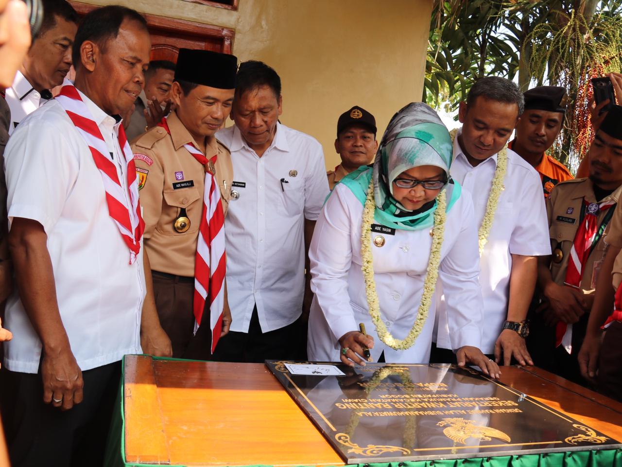 Boling di Kecamatan Ciawi, Bupati Bogor Berikan Secara Simbolis 500 KTP Elektronik Yang Sudah Jadi Boling di Kecamatan Ciawi, Bupati Bogor Berikan Secara Simbolis 500 KTP Elektronik Yang Sudah Jadi