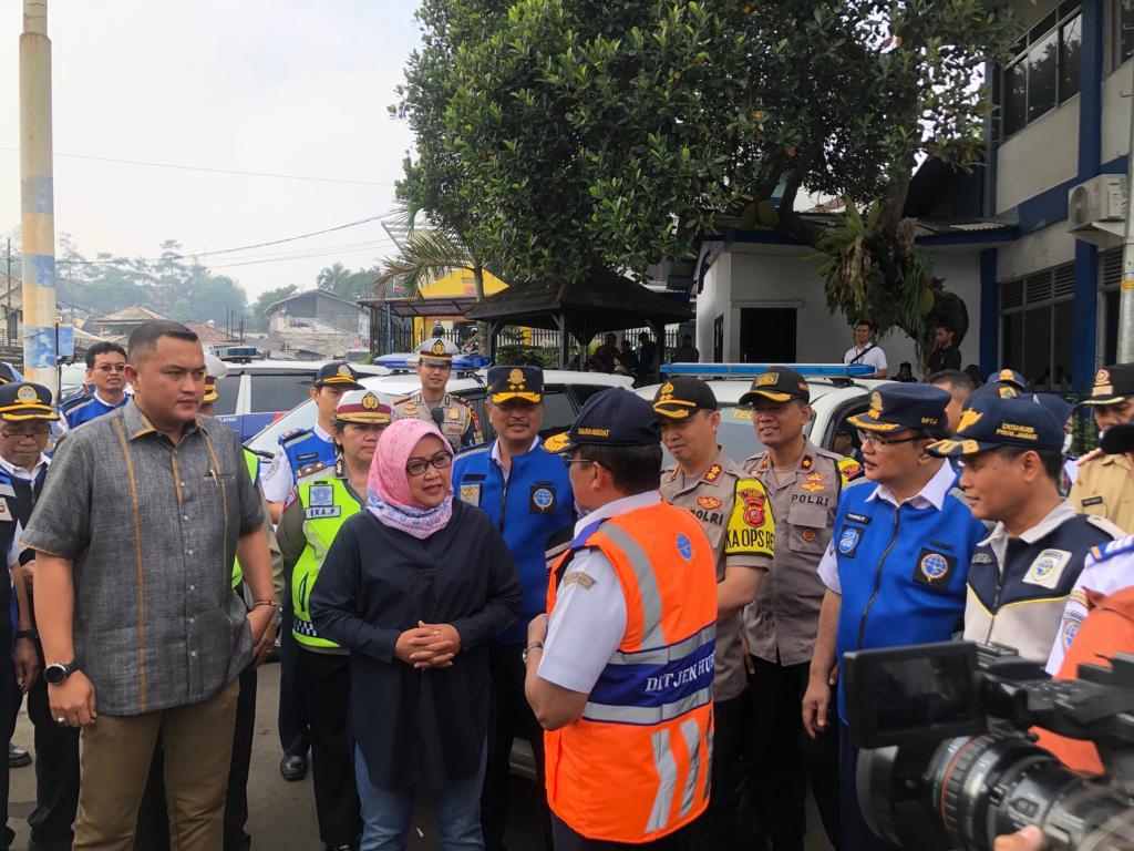 Ade Yasin Tinjau Langsung Uji Coba Sistem 2-1 Jalur Puncak Ade Yasin Tinjau Langsung Uji Coba Sistem 2-1 Jalur Puncak