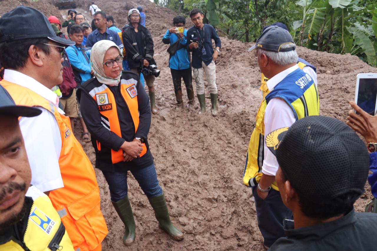 Bupati Bogor Dampingi Menteri PUPR dan Kepala BNPB Tinjau Lokasi Bencana di Kecamatan Sukajaya