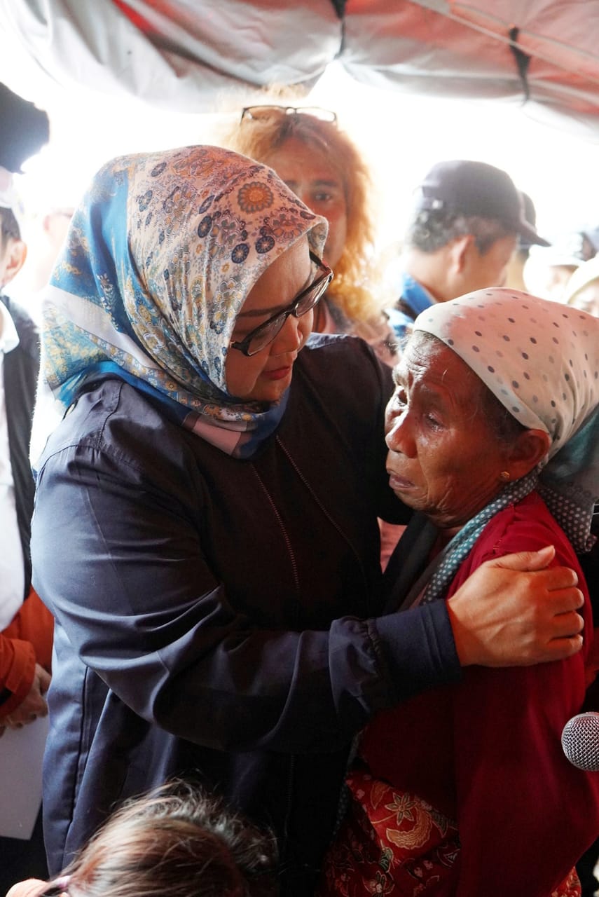 Bupati Bogor Lakukan Trauma Healing Untuk Korban Bencana Longsor di Kecamatan Sukajaya Bupati Bogor Lakukan Trauma Healing Untuk Korban Bencana Longsor di Kecamatan Sukajaya