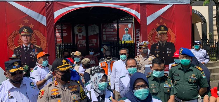 CEGAH MELUASNYA WABAH VIRUS CORONA, BUPATI BOGOR GELAR AKSI SIMPATIK DAN SOSIALISASIKAN RW SIAGA KE PENGENDARA NON BOGOR CEGAH MELUASNYA WABAH VIRUS CORONA, BUPATI BOGOR GELAR AKSI SIMPATIK DAN SOSIALISASIKAN RW SIAGA KE PENGENDARA NON BOGOR