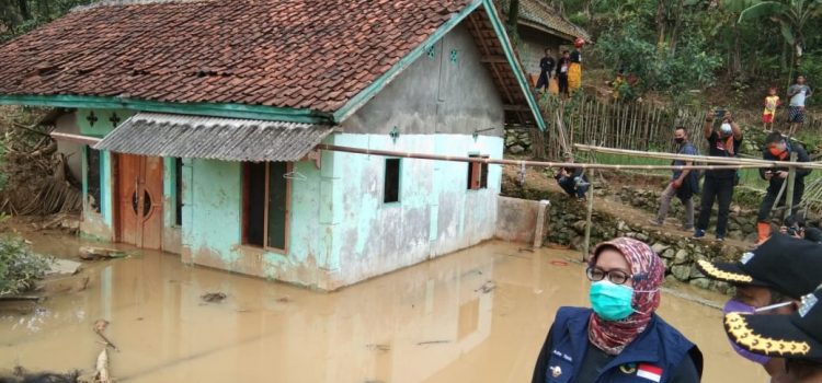 Bupati Bogor Tinjau Lokasi Bencana Longsor di Leuwisadeng Bupati Bogor Tinjau Lokasi Bencana Longsor di Leuwisadeng