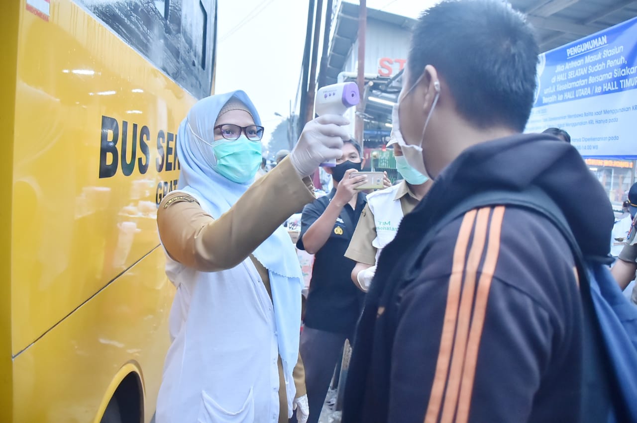 Urai Penumpang Commuterline Di Stasiun Bojonggede Dan Stasiun Cilebut