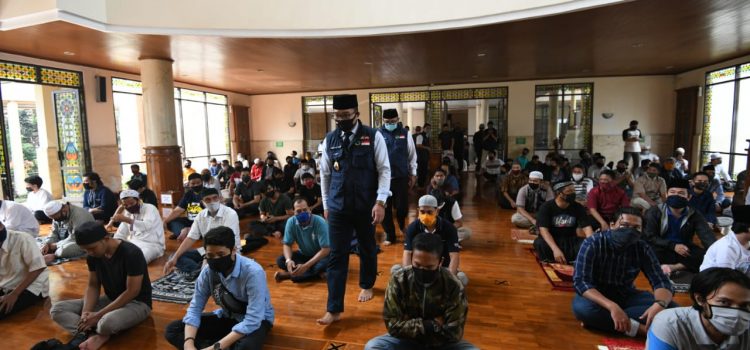 Iwan Setiawan Dampingi Ridwan Kamil mengecek protokol kesehatan dan kesiapan mengikuti AKB di Masjid Atta’awun Puncak Iwan Setiawan Dampingi Ridwan Kamil mengecek protokol kesehatan dan kesiapan mengikuti AKB di Masjid Atta’awun Puncak