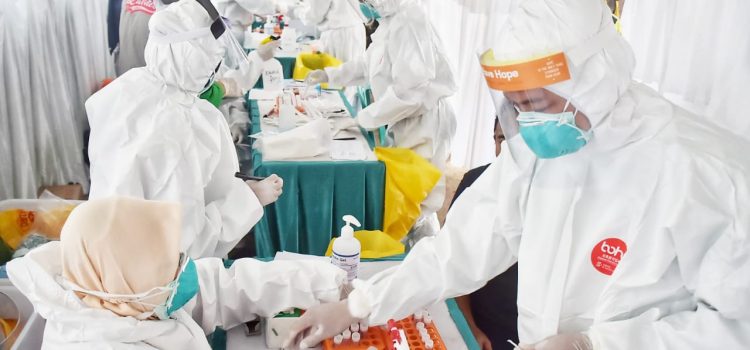 Ratusan Pedagang dan Pengunjung Pasar Cisarua Ikuti Swab Test Ratusan Pedagang dan Pengunjung Pasar Cisarua Ikuti Swab Test